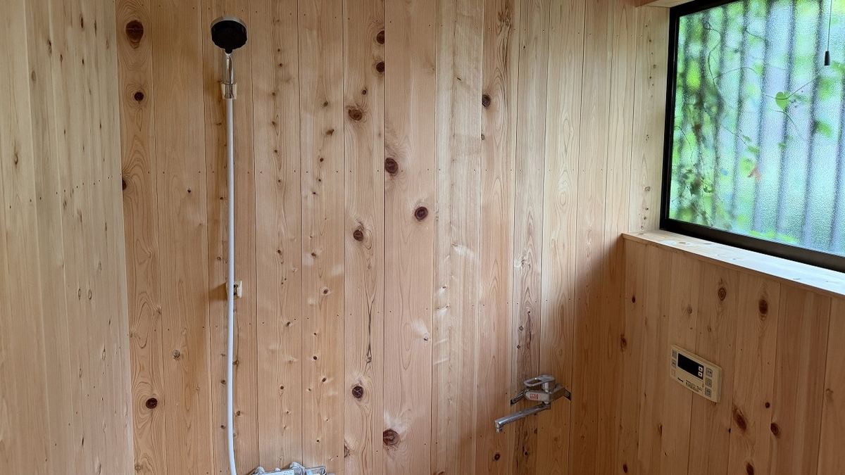 The bathroom, finished in solid hinoki boards