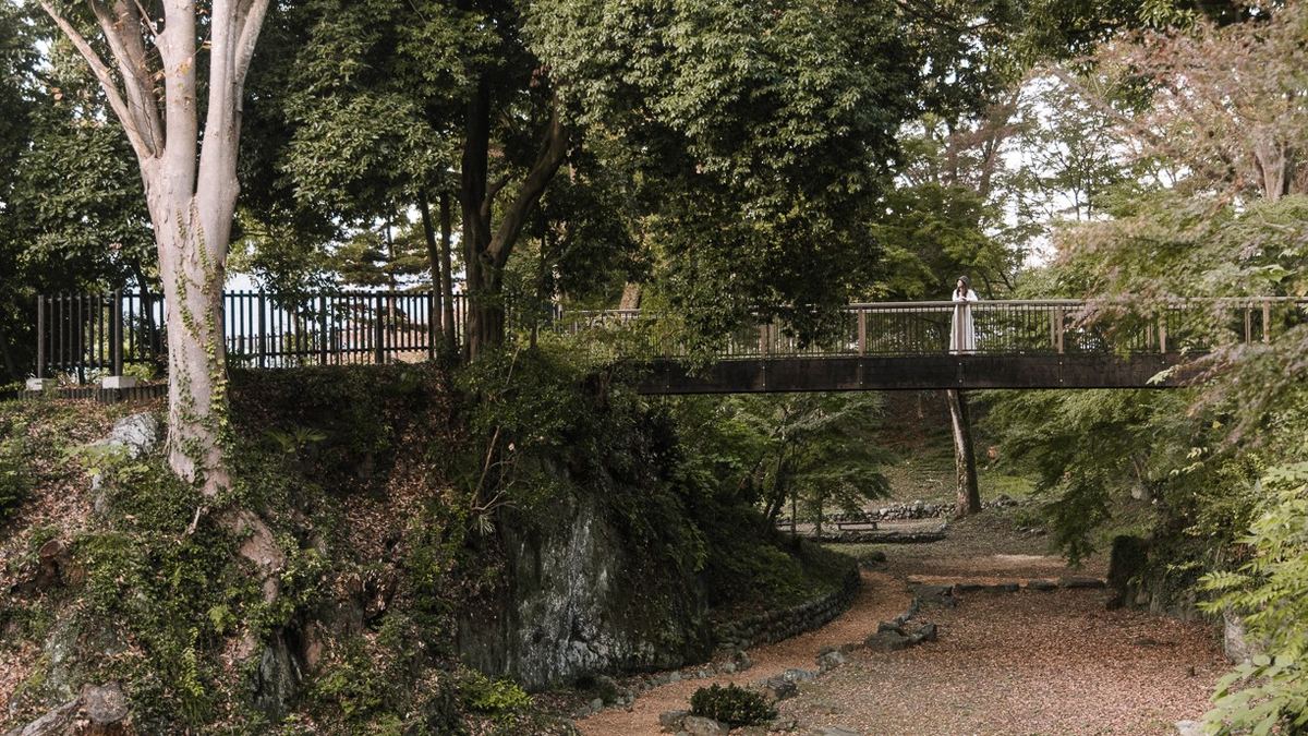 A bridge and a wooded path inside Suzumenomiya Park