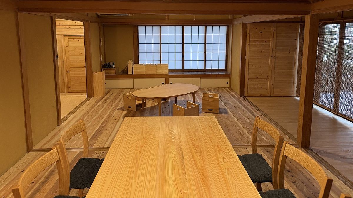 The living room, with both the dining table and the low table