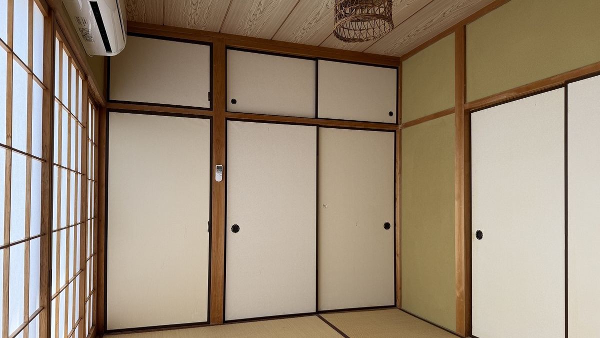 A tatami room filled with light through the shoji